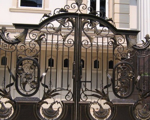 Bengkel Konstruksi Baja Pembuat Pintu Pagar Besi di Bali